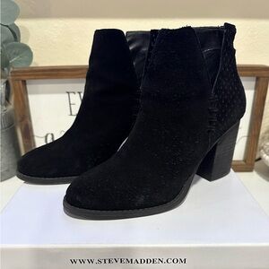 Steve Madden Women's Shepp Boots Size 7.5 Black Tan Suede V-Notch Block Heel